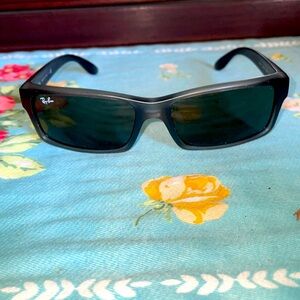 Ray-Ban sunglasses great condition